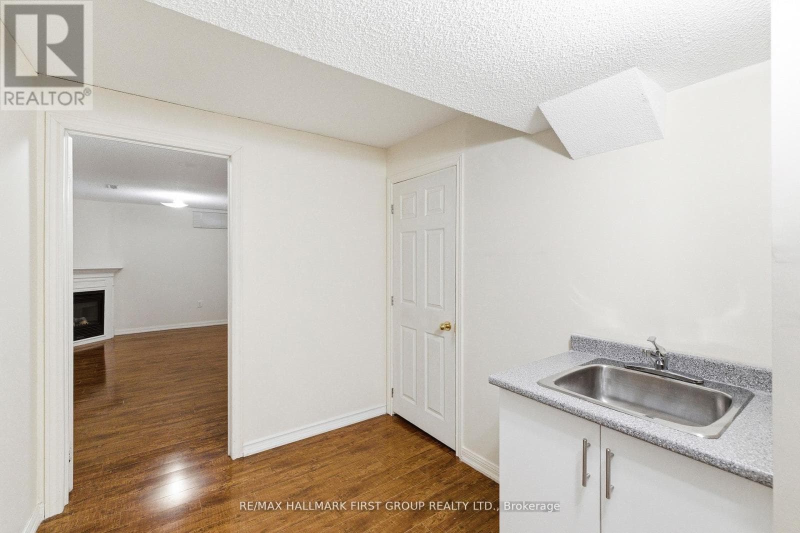 North Whitby 3+1 detached-link with separate-entrance basement near 401/407 19
