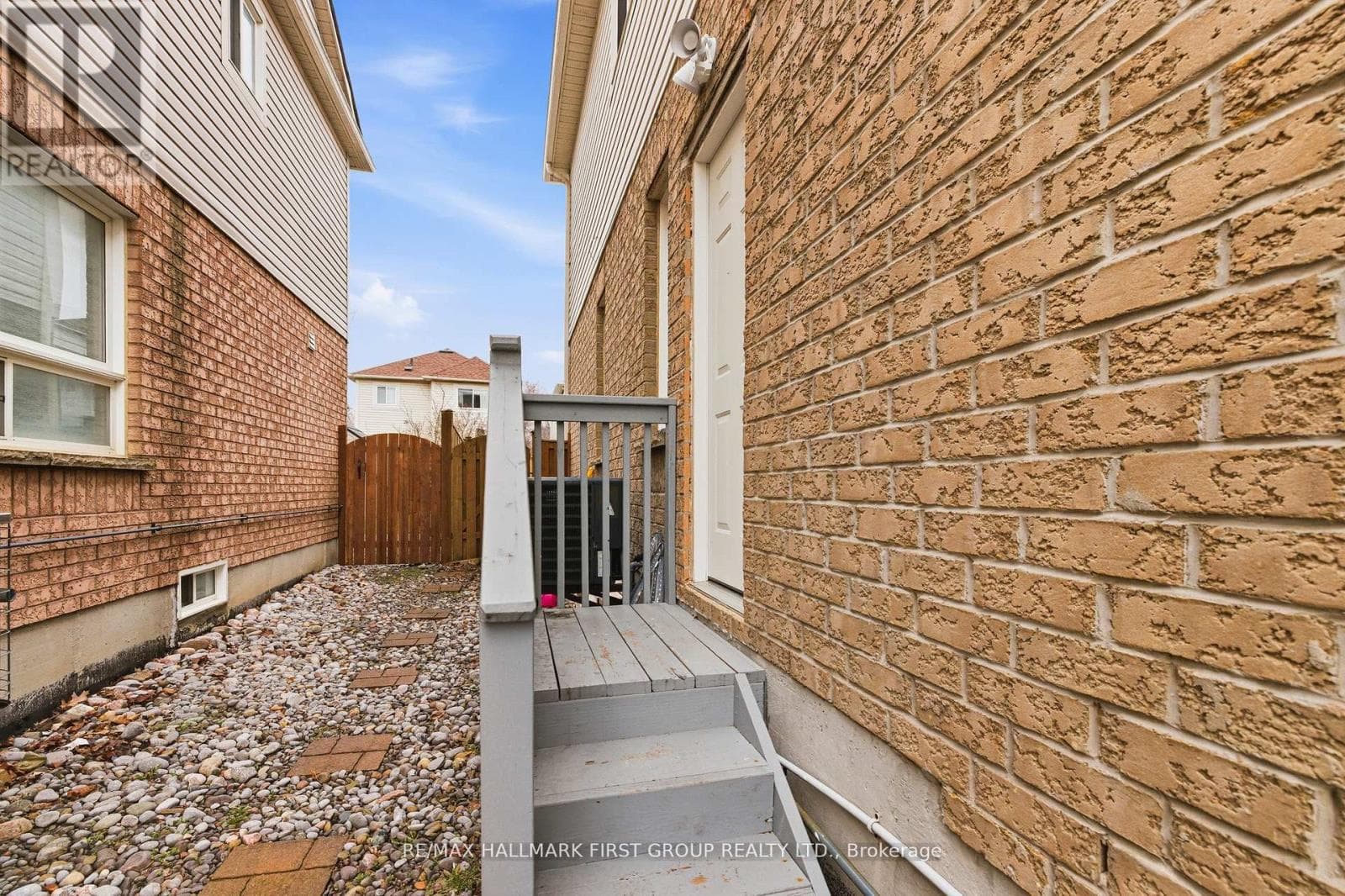 North Whitby 3+1 detached-link with separate-entrance basement near 401/407 22