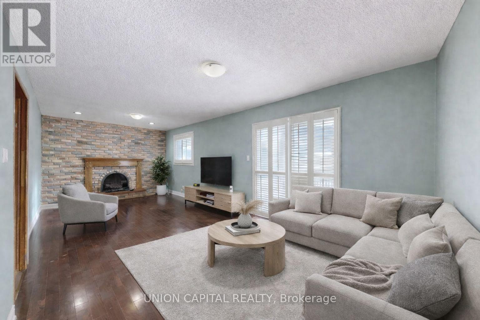 5-level backsplit in Rouge Hill with in-law suite potential, listed at $979,900 17