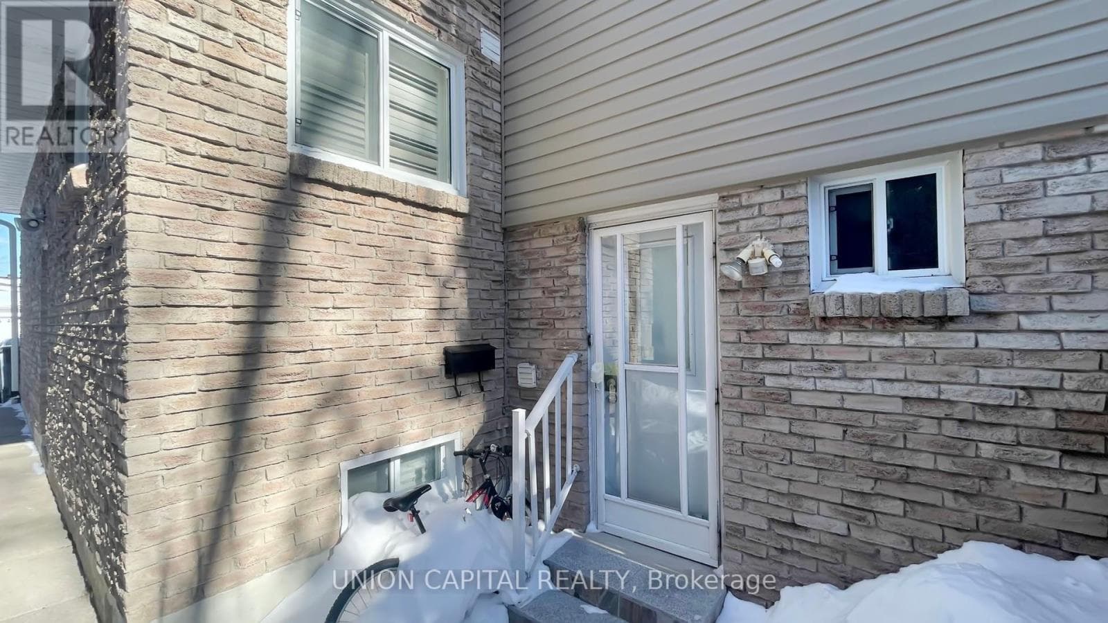5-level backsplit in Rouge Hill with in-law suite potential, listed at $979,900 27