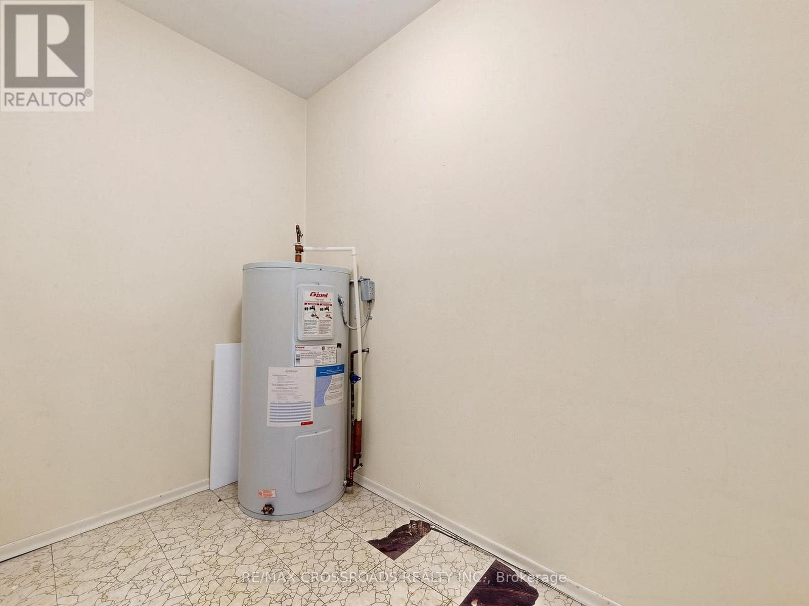 Corner condo townhouse in Scarborough Village with value-add renovation upside 27