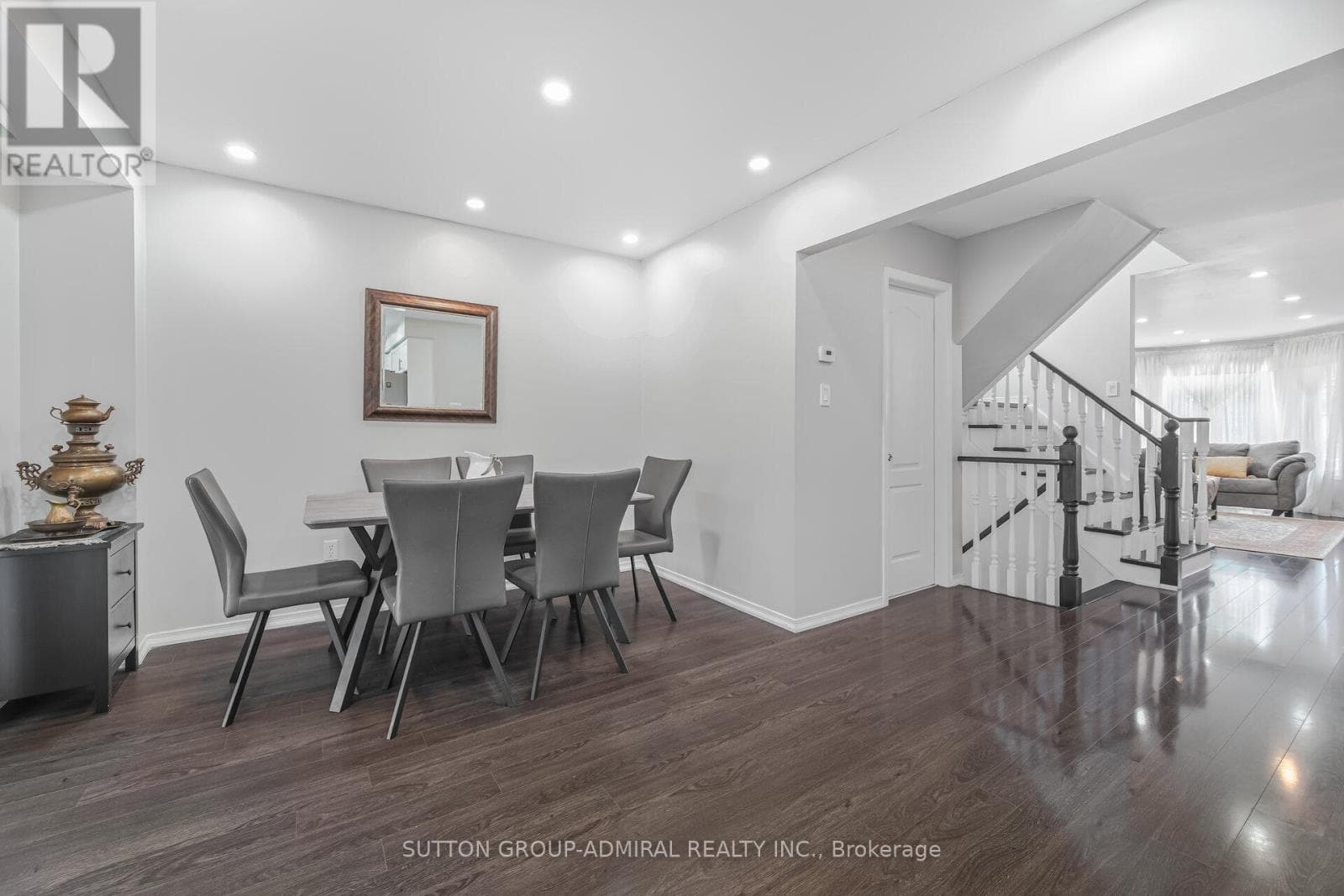 Renovated 3+1 link detached in Bayview Glen with legal-style basement suite, walk to Langstaff GO 10