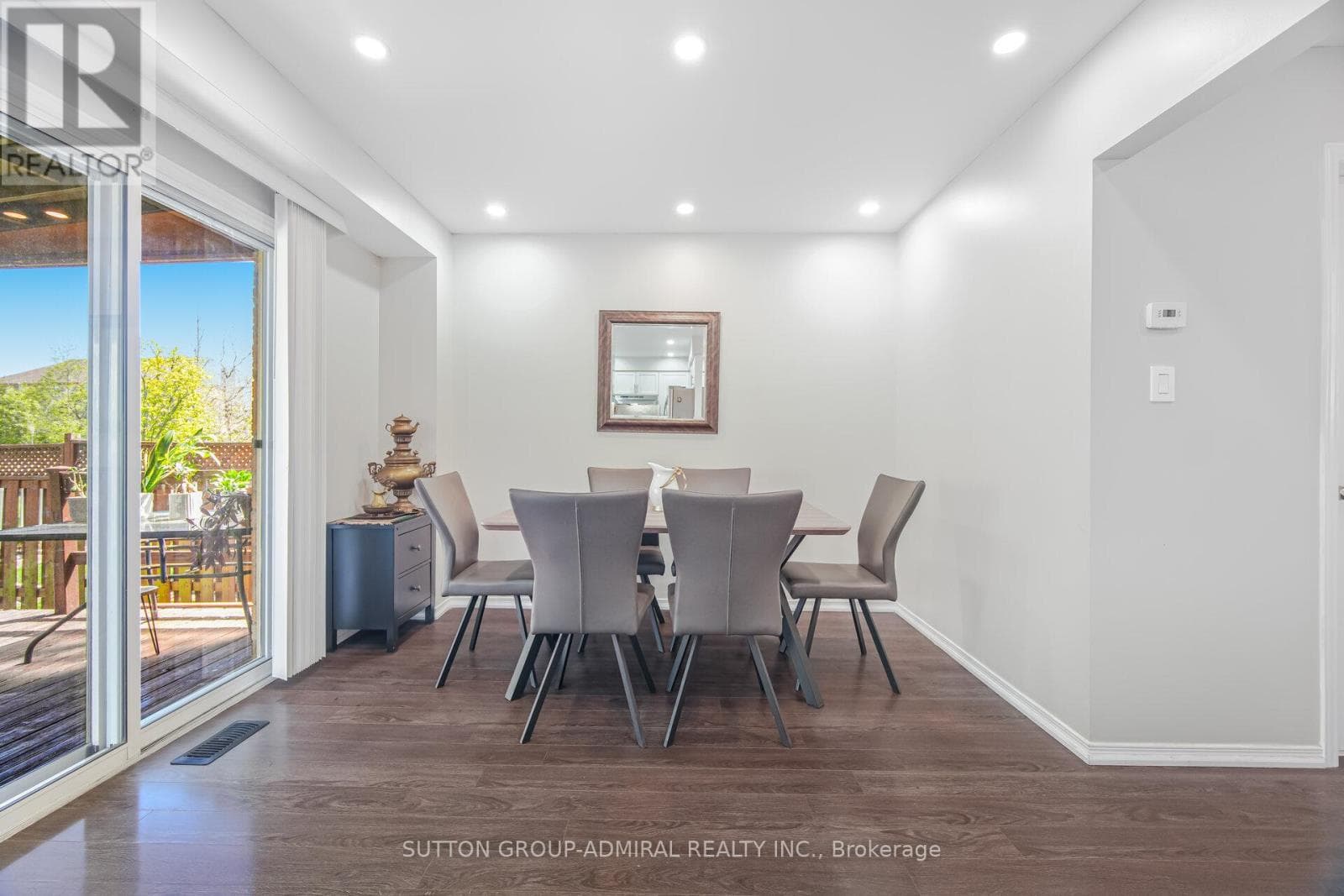 Renovated 3+1 link detached in Bayview Glen with legal-style basement suite, walk to Langstaff GO 11