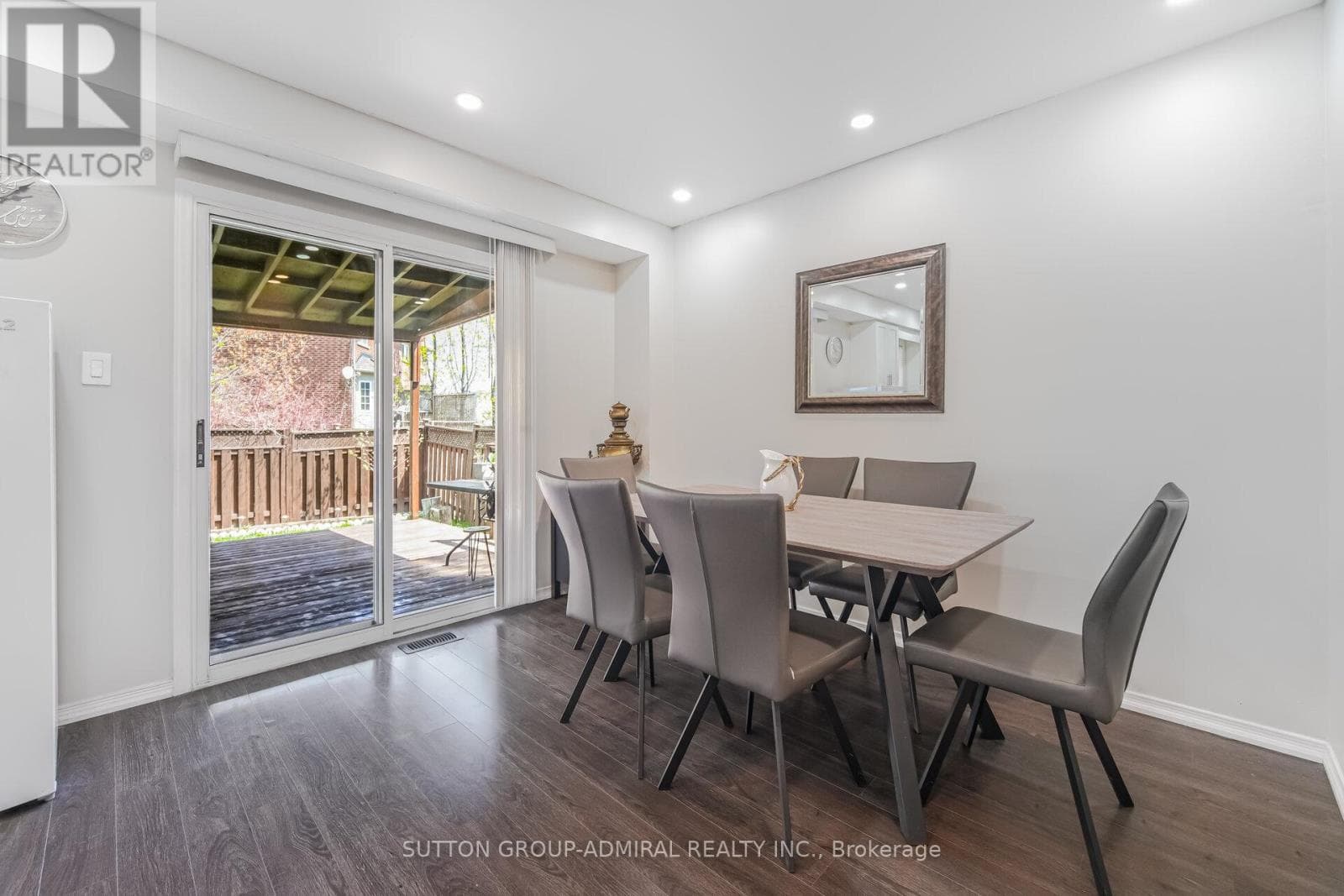 Renovated 3+1 link detached in Bayview Glen with legal-style basement suite, walk to Langstaff GO 12