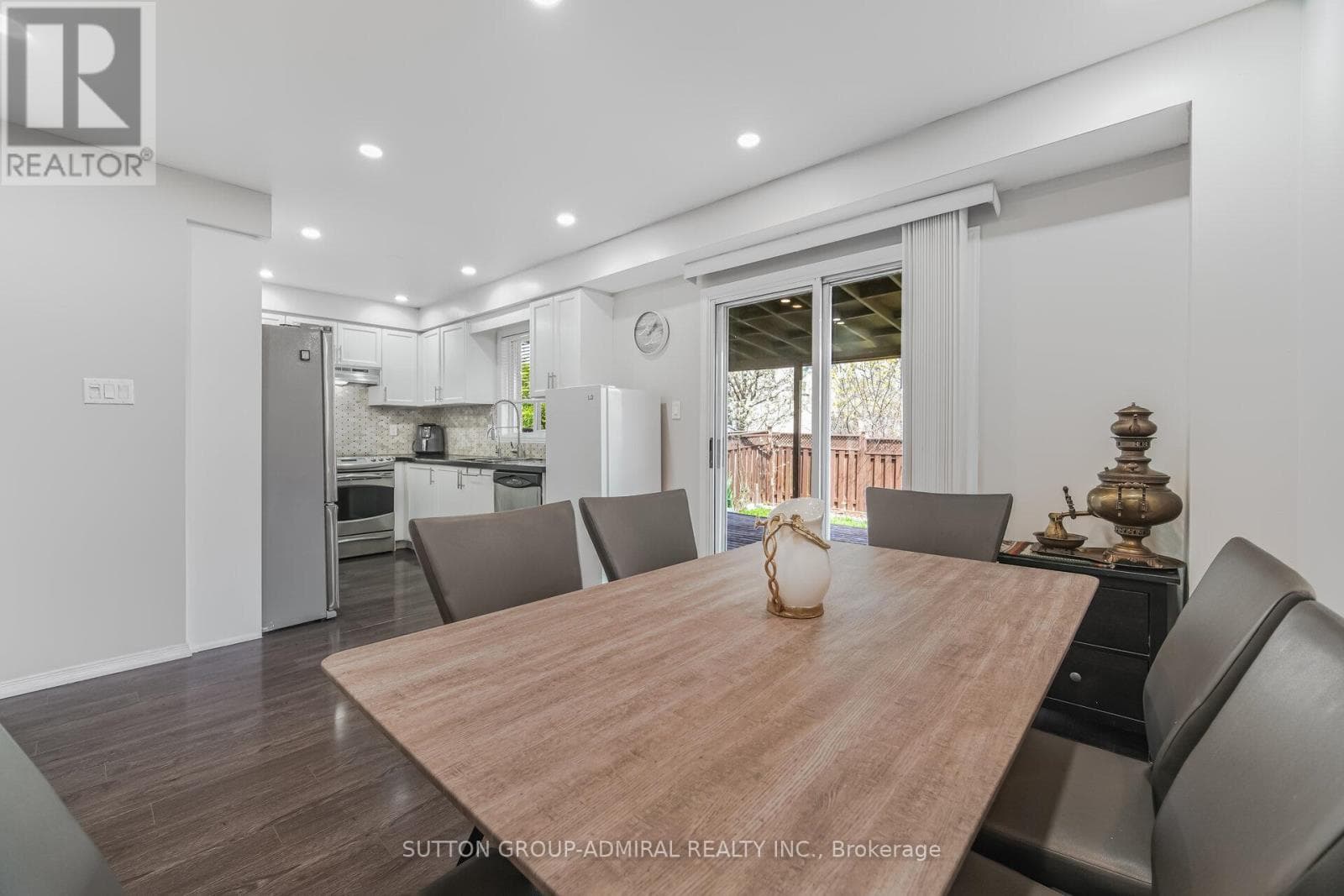 Renovated 3+1 link detached in Bayview Glen with legal-style basement suite, walk to Langstaff GO 13