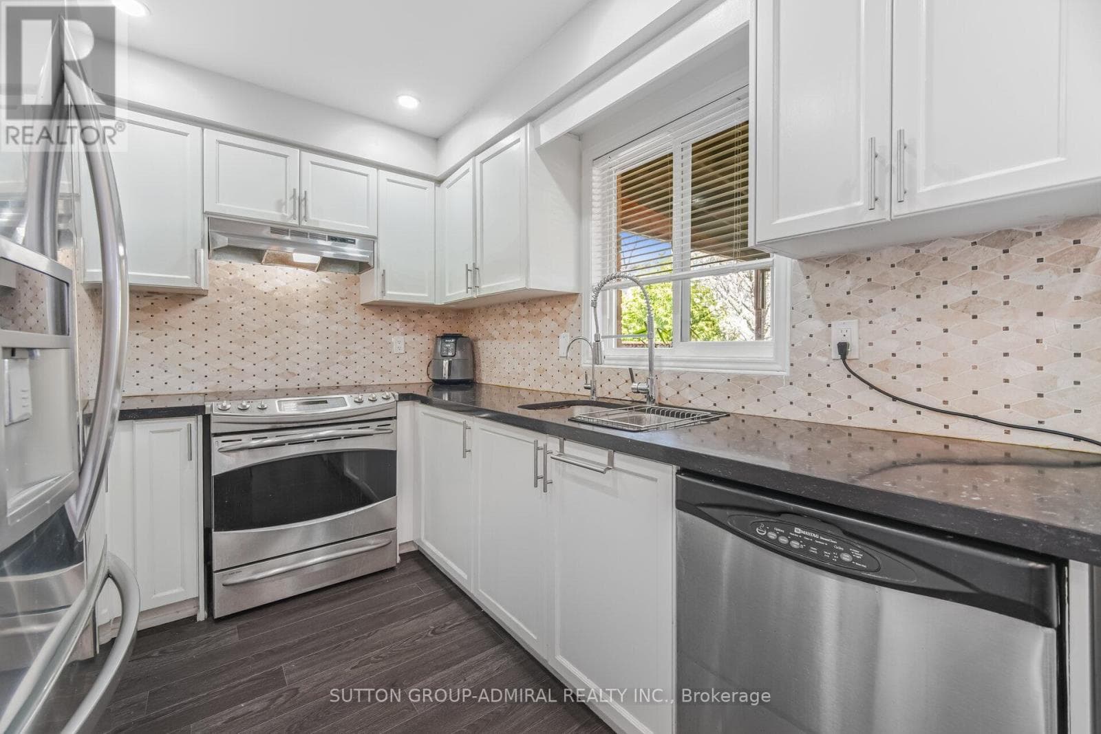 Renovated 3+1 link detached in Bayview Glen with legal-style basement suite, walk to Langstaff GO 14