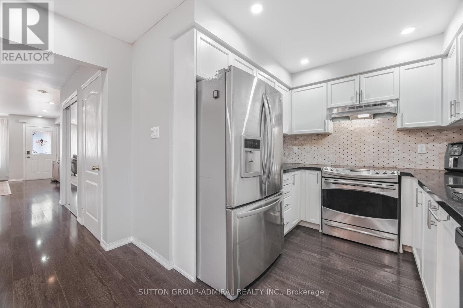 Renovated 3+1 link detached in Bayview Glen with legal-style basement suite, walk to Langstaff GO 15