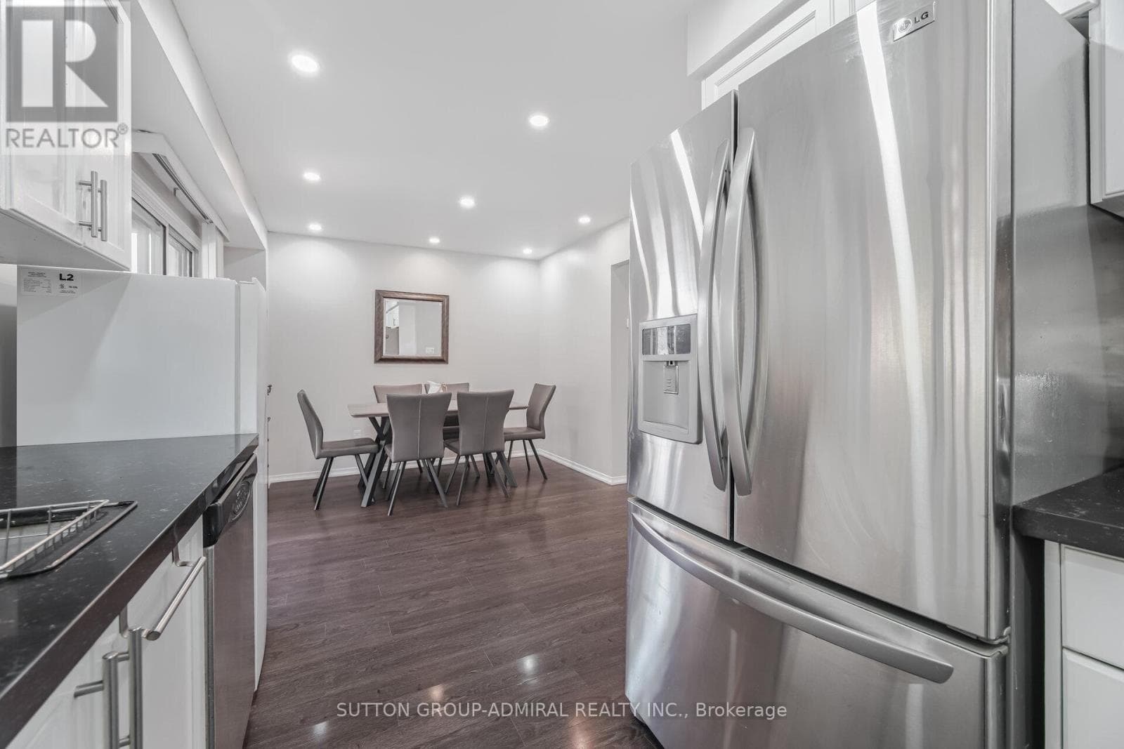 Renovated 3+1 link detached in Bayview Glen with legal-style basement suite, walk to Langstaff GO 16