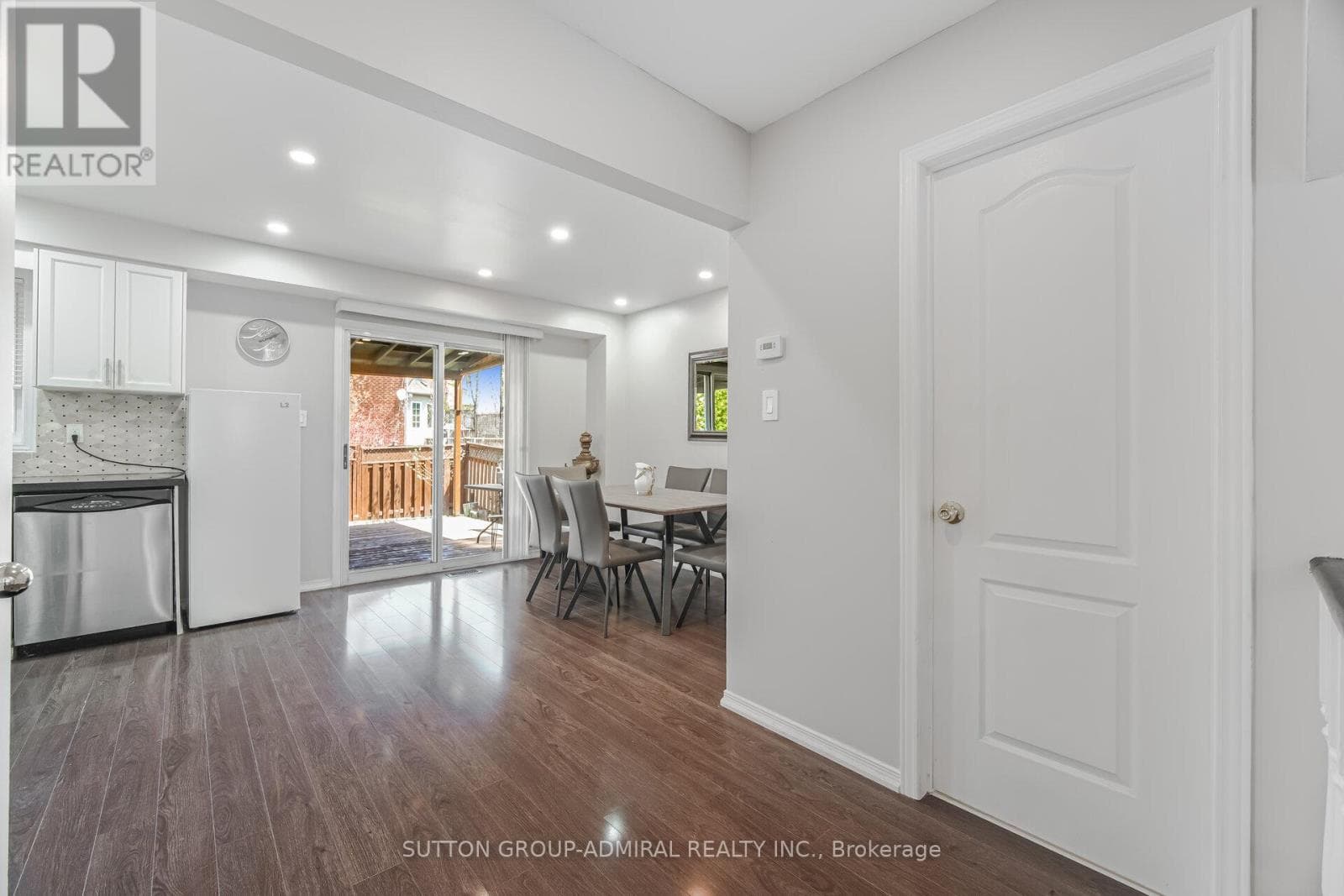 Renovated 3+1 link detached in Bayview Glen with legal-style basement suite, walk to Langstaff GO 17