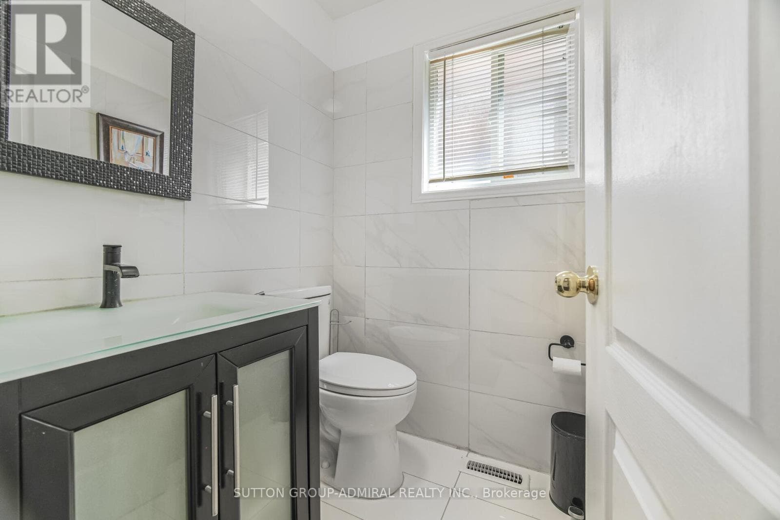 Renovated 3+1 link detached in Bayview Glen with legal-style basement suite, walk to Langstaff GO 18