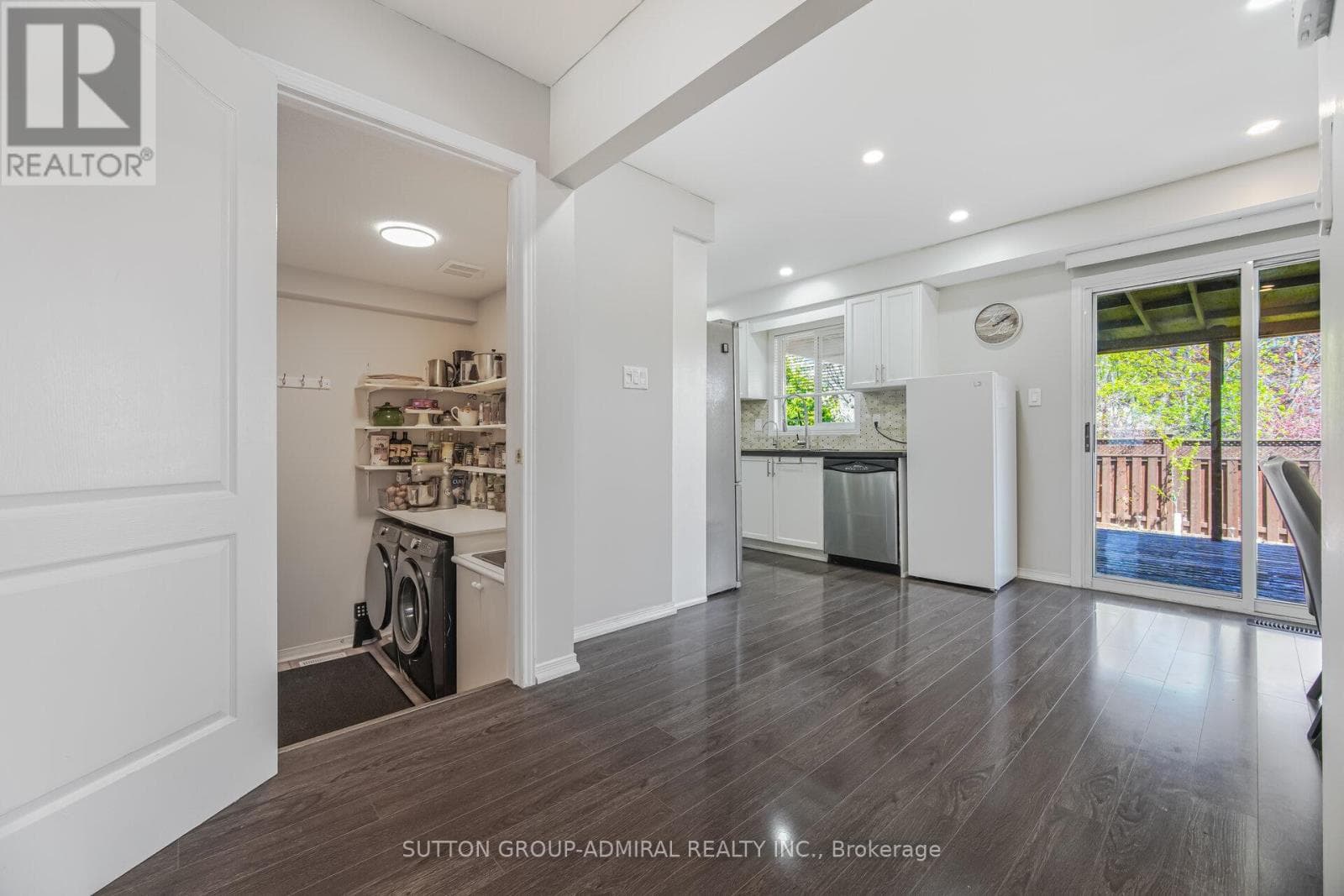 Renovated 3+1 link detached in Bayview Glen with legal-style basement suite, walk to Langstaff GO 19