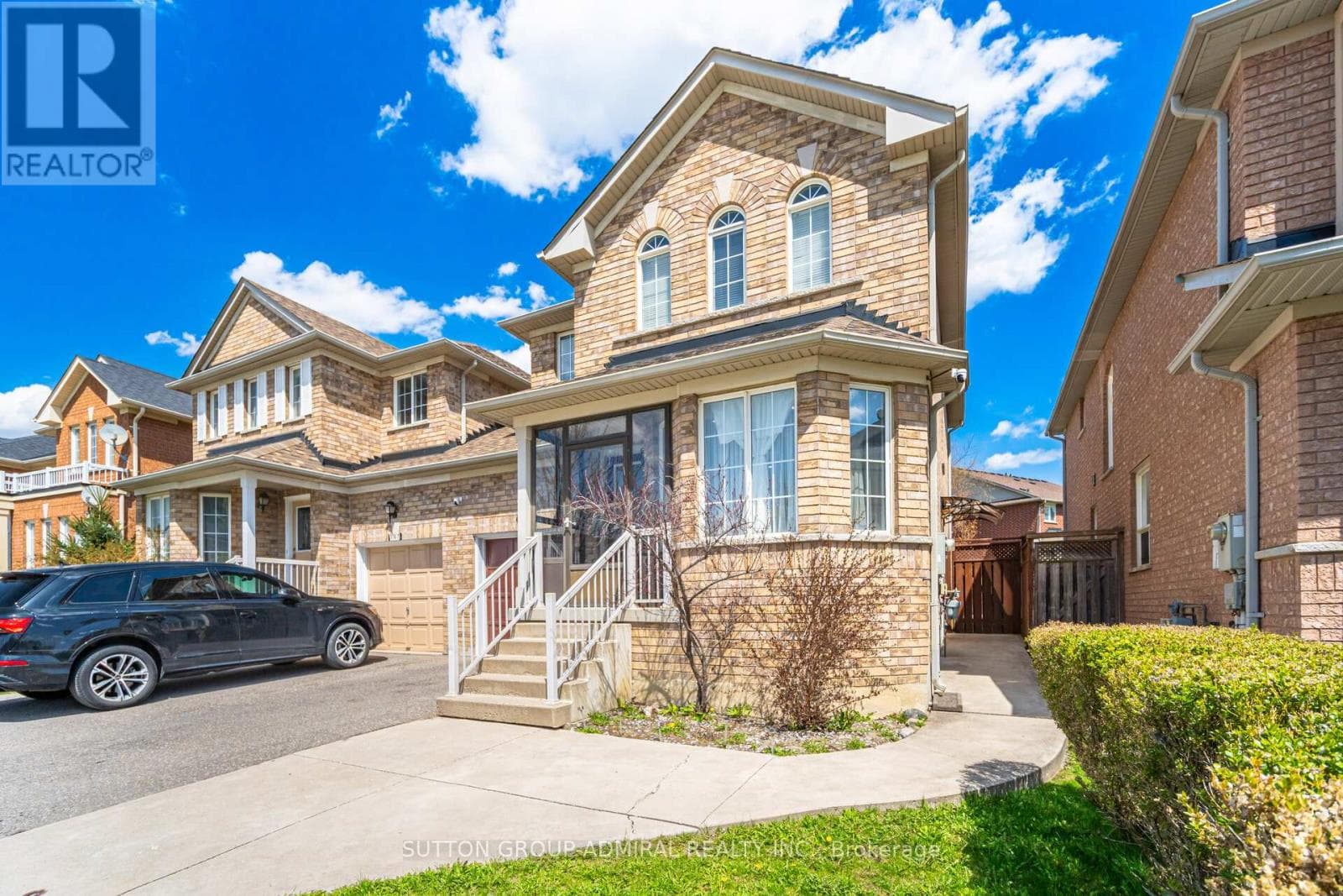 Renovated 3+1 link detached in Bayview Glen with legal-style basement suite, walk to Langstaff GO 2
