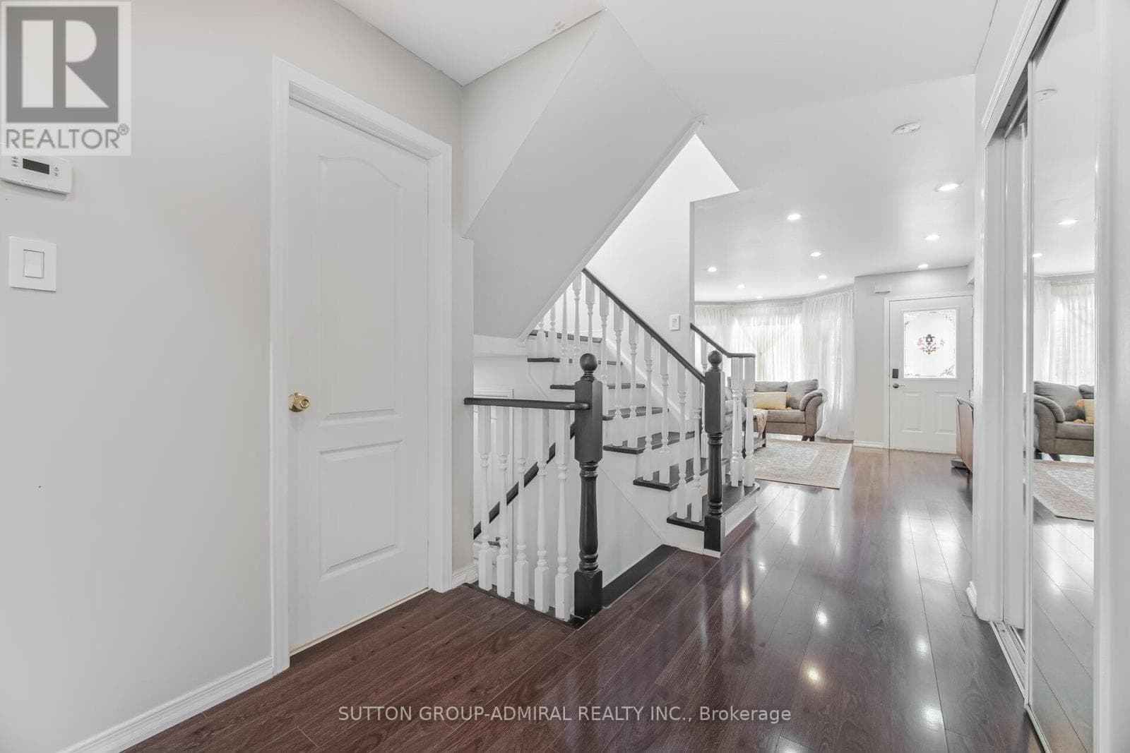 Renovated 3+1 link detached in Bayview Glen with legal-style basement suite, walk to Langstaff GO 20