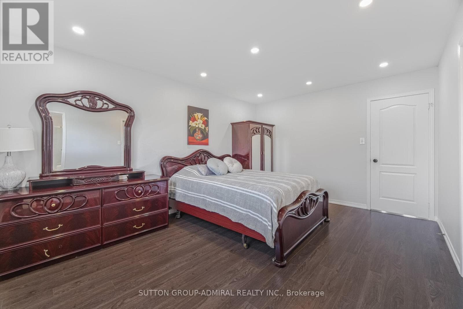 Renovated 3+1 link detached in Bayview Glen with legal-style basement suite, walk to Langstaff GO 23