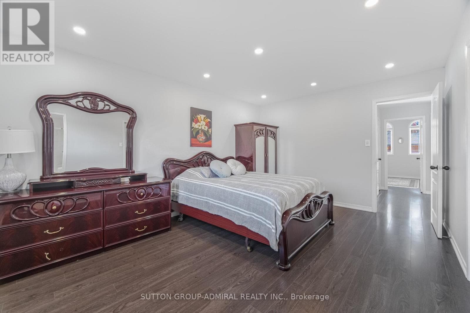 Renovated 3+1 link detached in Bayview Glen with legal-style basement suite, walk to Langstaff GO 24