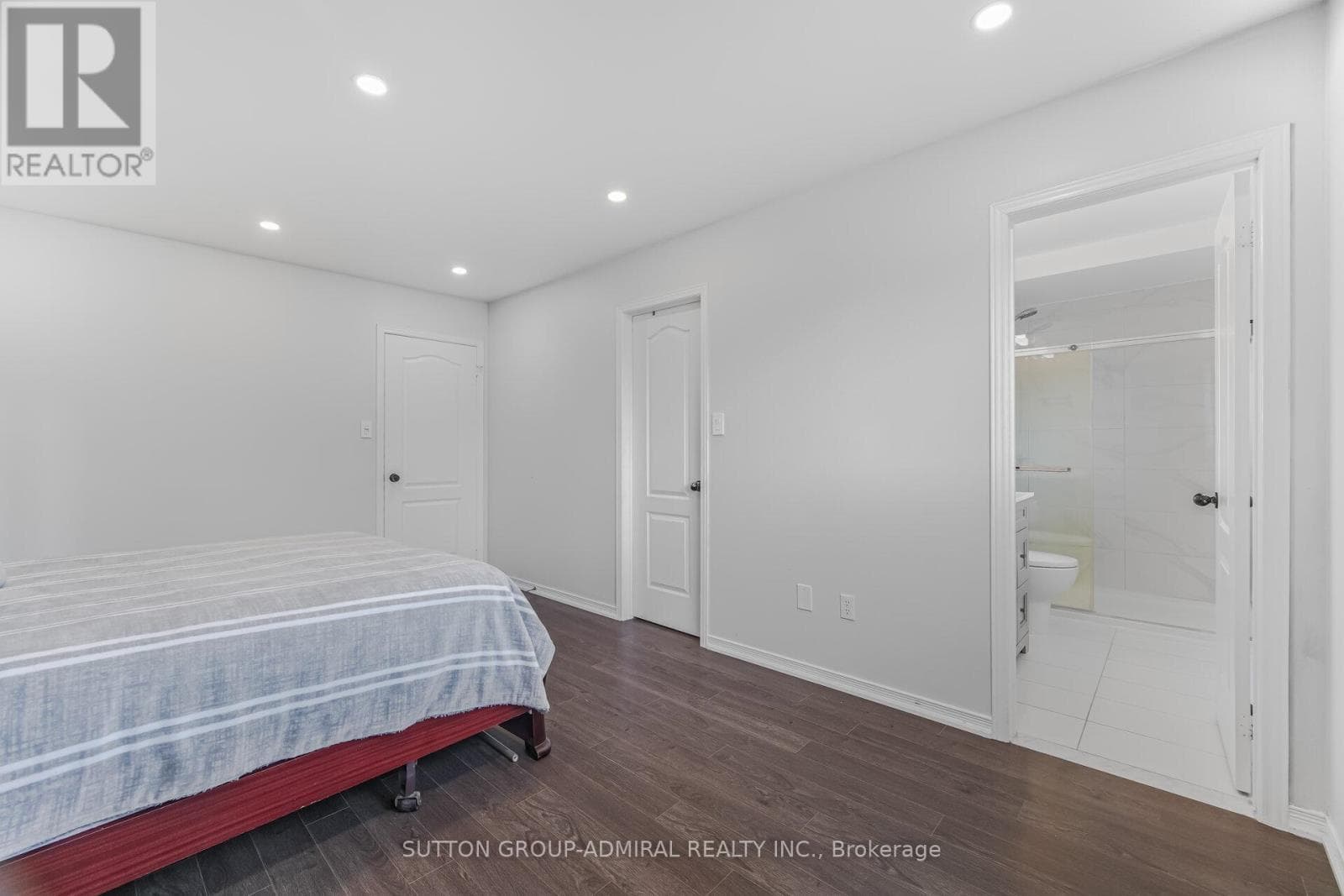 Renovated 3+1 link detached in Bayview Glen with legal-style basement suite, walk to Langstaff GO 25