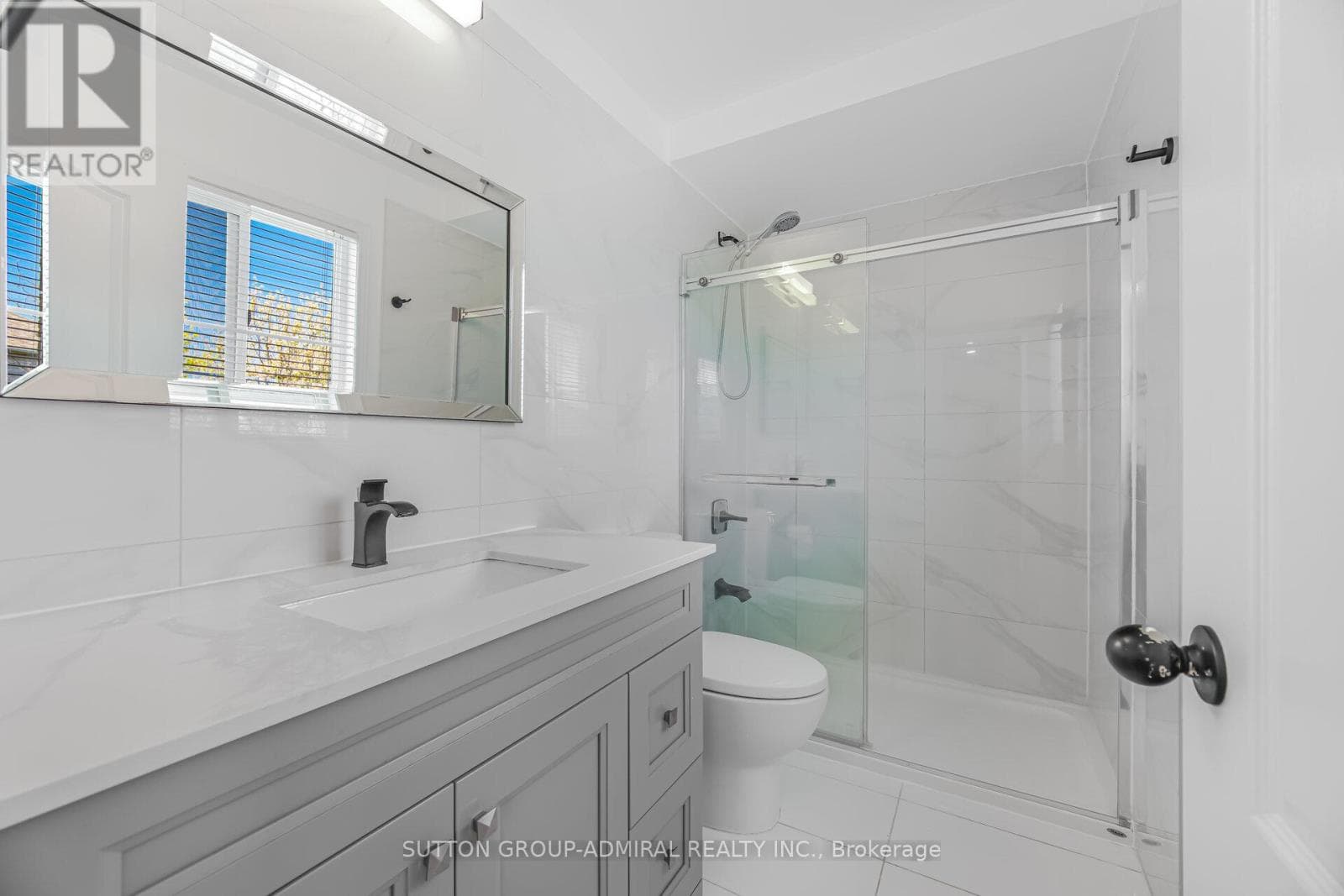 Renovated 3+1 link detached in Bayview Glen with legal-style basement suite, walk to Langstaff GO 26