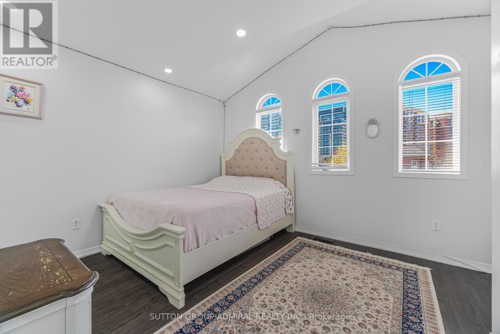 Renovated 3+1 link detached in Bayview Glen with legal-style basement suite, walk to Langstaff GO 27