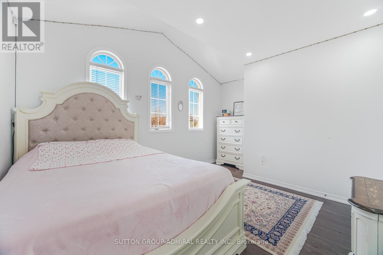 Renovated 3+1 link detached in Bayview Glen with legal-style basement suite, walk to Langstaff GO 28