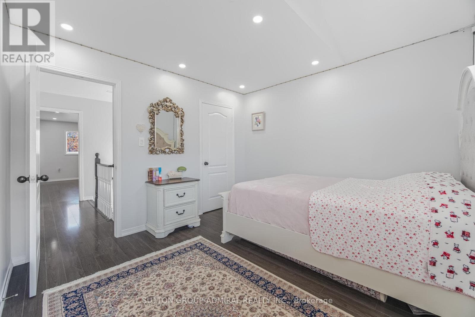 Renovated 3+1 link detached in Bayview Glen with legal-style basement suite, walk to Langstaff GO 29