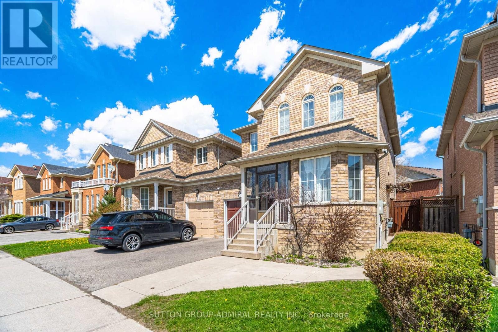 Renovated 3+1 link detached in Bayview Glen with legal-style basement suite, walk to Langstaff GO 3
