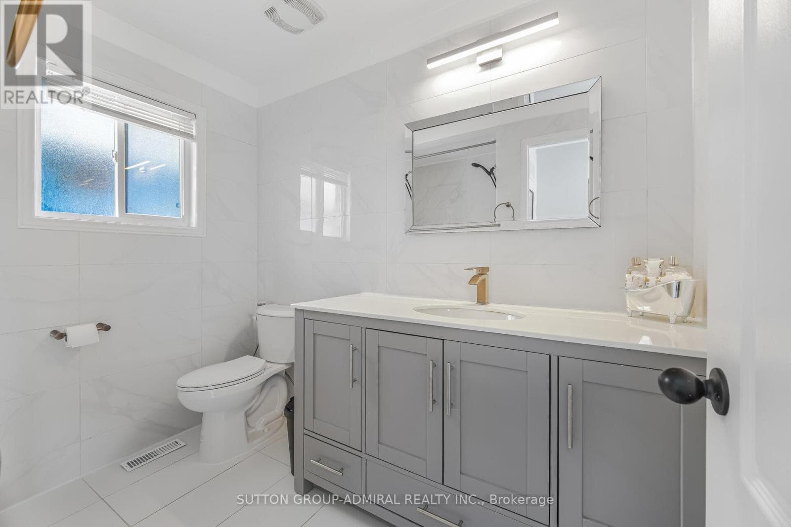 Renovated 3+1 link detached in Bayview Glen with legal-style basement suite, walk to Langstaff GO 33