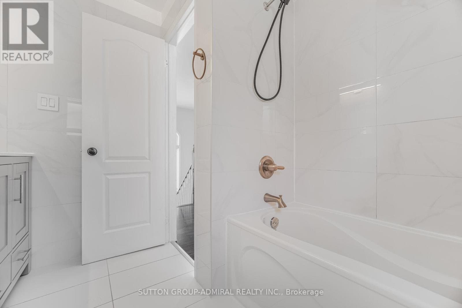 Renovated 3+1 link detached in Bayview Glen with legal-style basement suite, walk to Langstaff GO 35