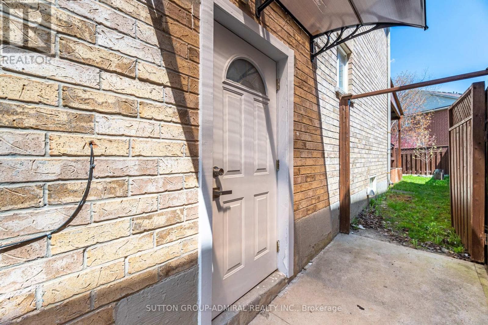 Renovated 3+1 link detached in Bayview Glen with legal-style basement suite, walk to Langstaff GO 36