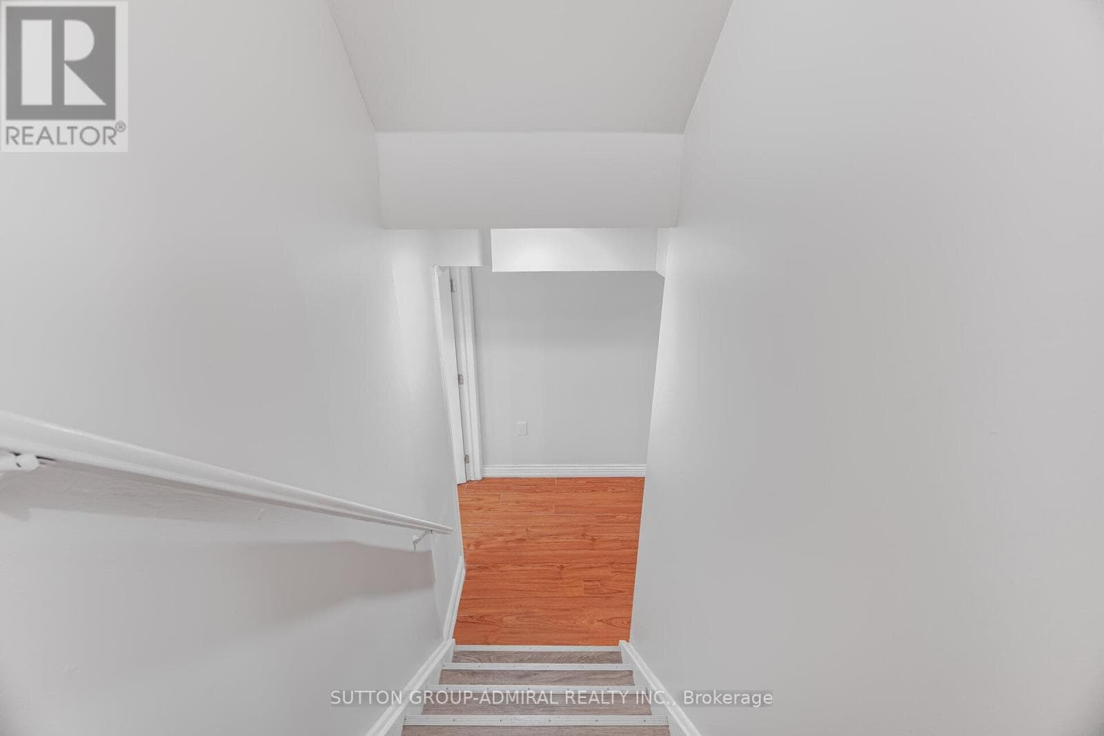 Renovated 3+1 link detached in Bayview Glen with legal-style basement suite, walk to Langstaff GO 37