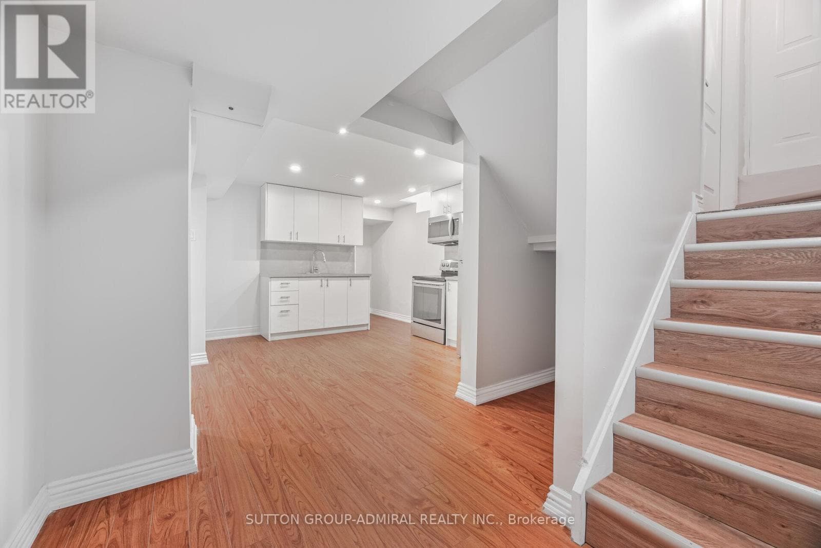 Renovated 3+1 link detached in Bayview Glen with legal-style basement suite, walk to Langstaff GO 38