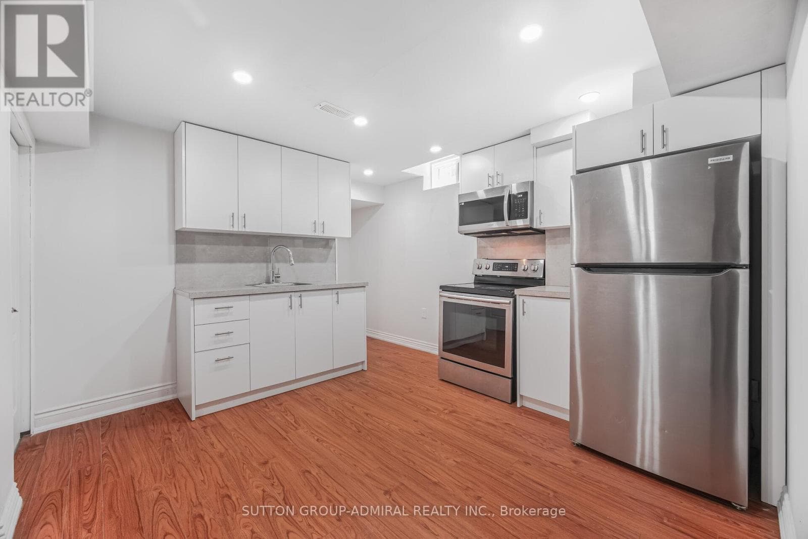 Renovated 3+1 link detached in Bayview Glen with legal-style basement suite, walk to Langstaff GO 39