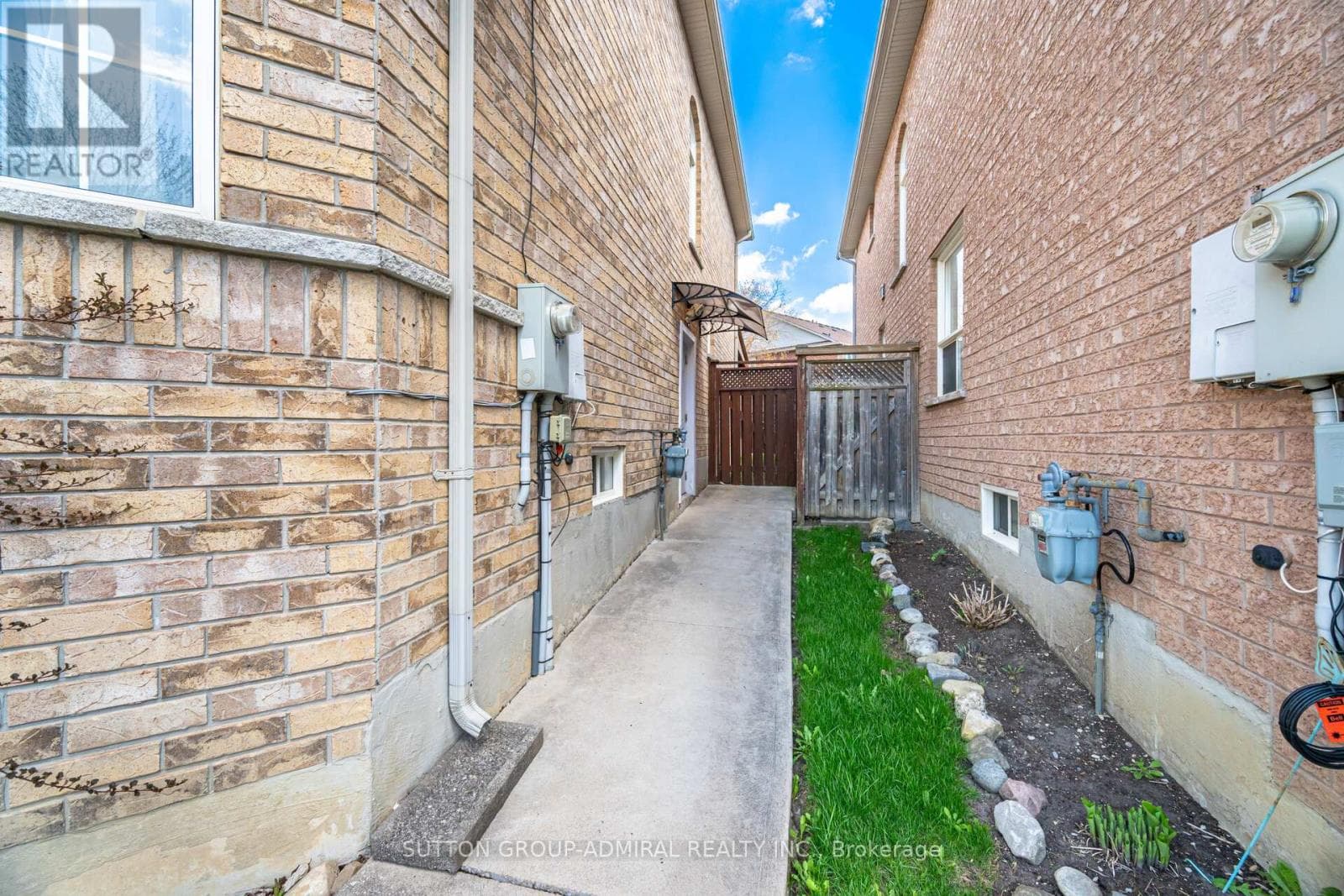 Renovated 3+1 link detached in Bayview Glen with legal-style basement suite, walk to Langstaff GO 4