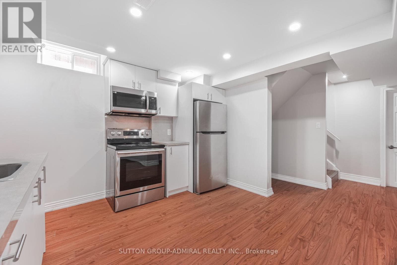Renovated 3+1 link detached in Bayview Glen with legal-style basement suite, walk to Langstaff GO 40