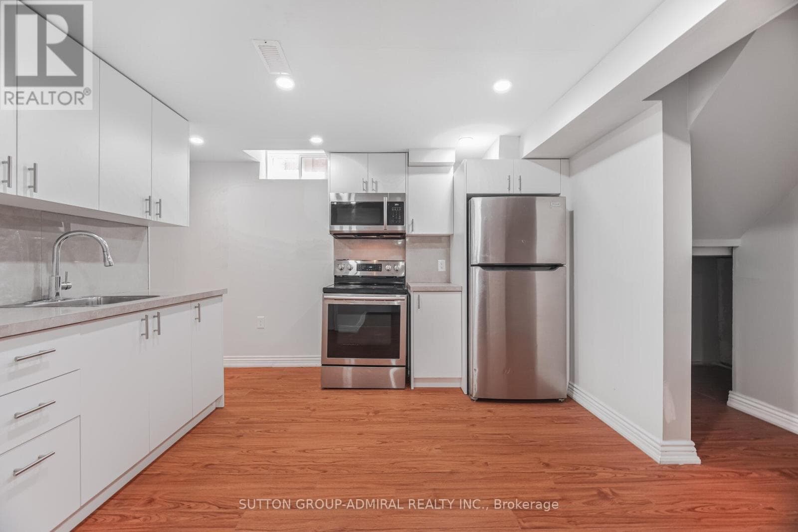 Renovated 3+1 link detached in Bayview Glen with legal-style basement suite, walk to Langstaff GO 41
