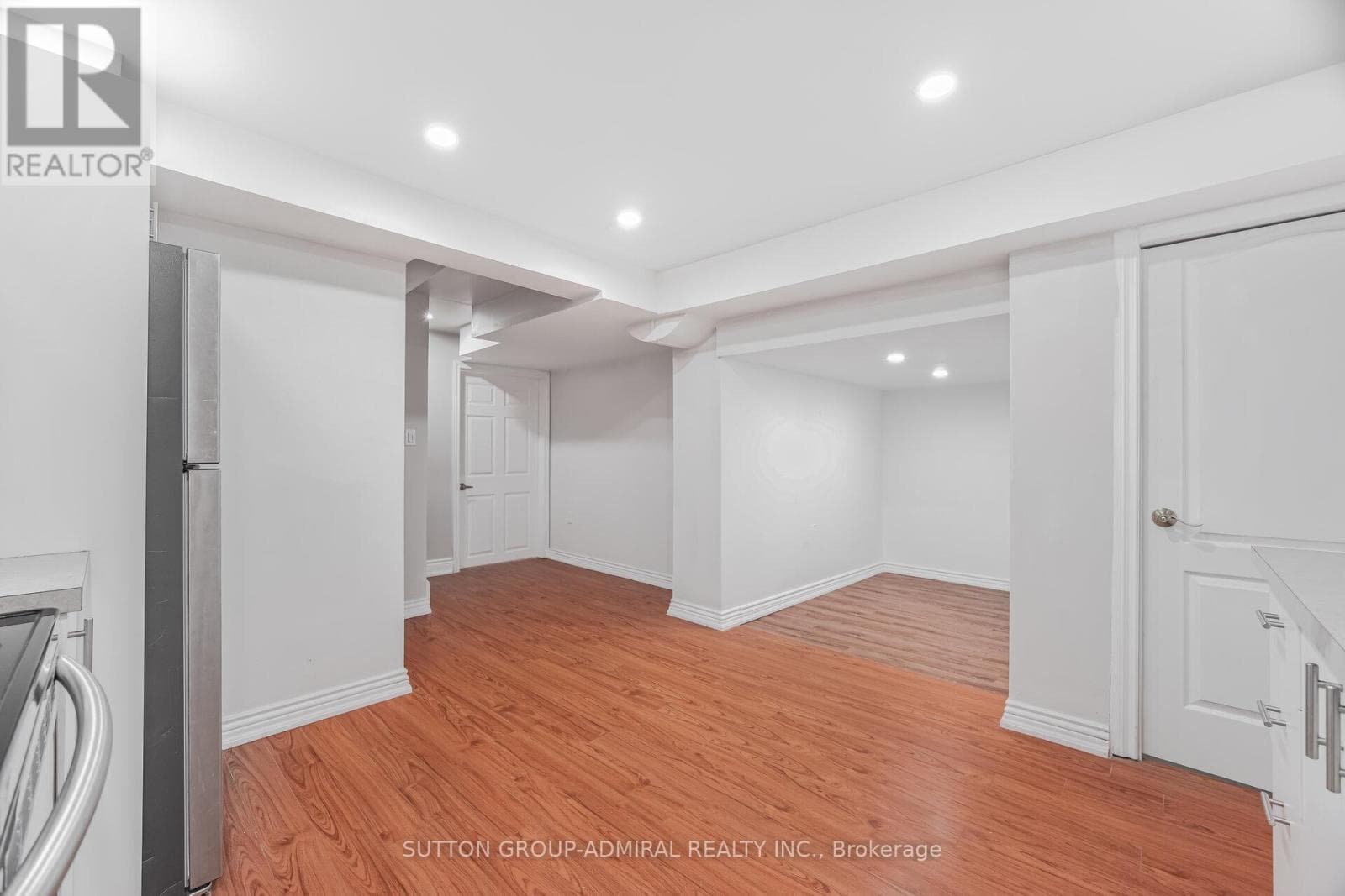 Renovated 3+1 link detached in Bayview Glen with legal-style basement suite, walk to Langstaff GO 42