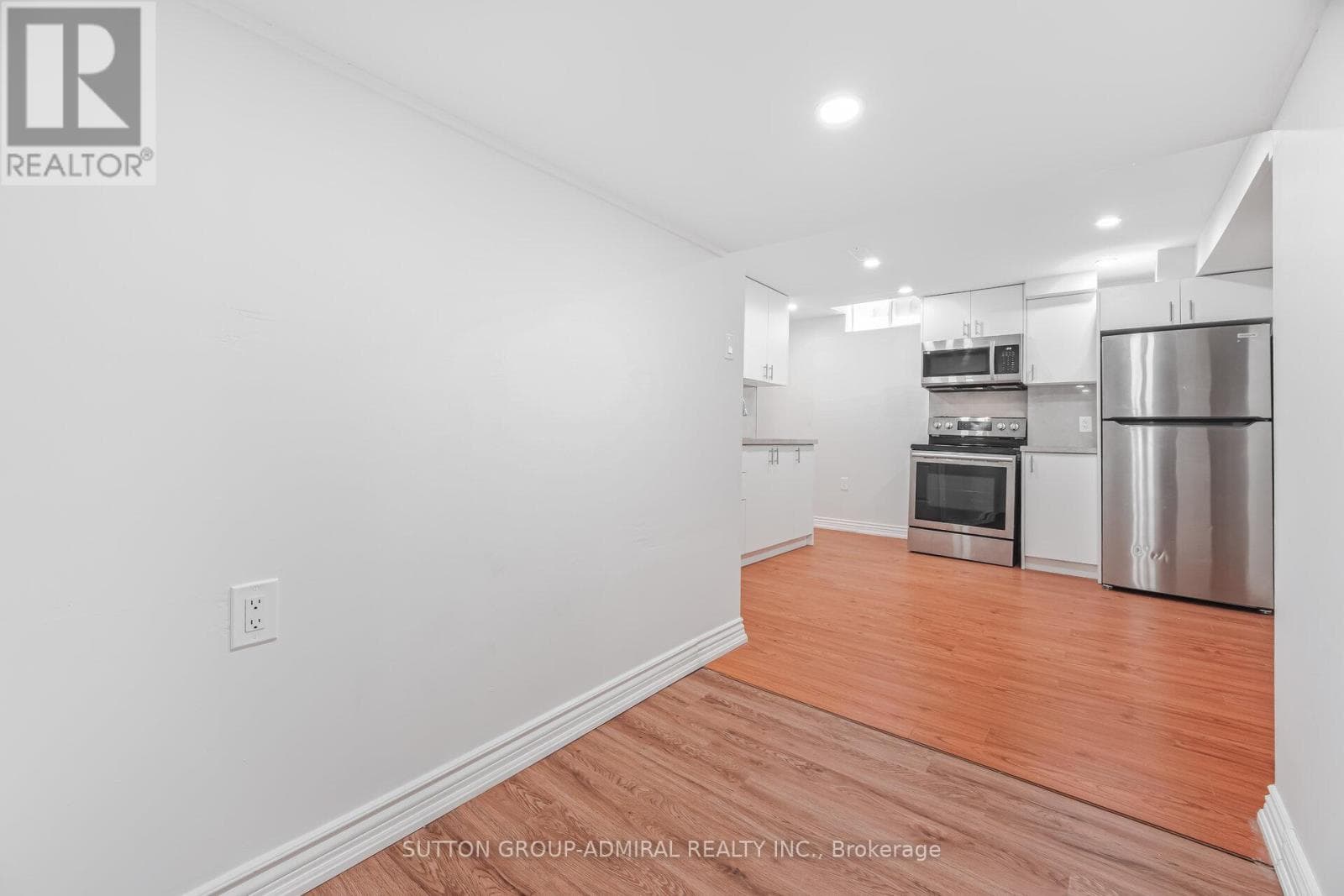 Renovated 3+1 link detached in Bayview Glen with legal-style basement suite, walk to Langstaff GO 43