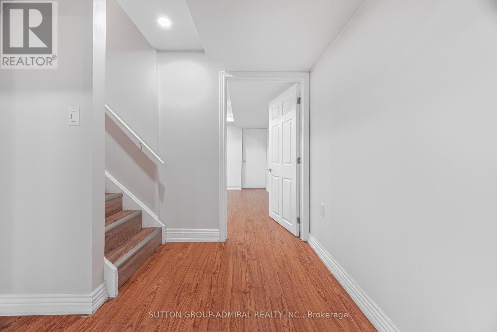 Renovated 3+1 link detached in Bayview Glen with legal-style basement suite, walk to Langstaff GO 44