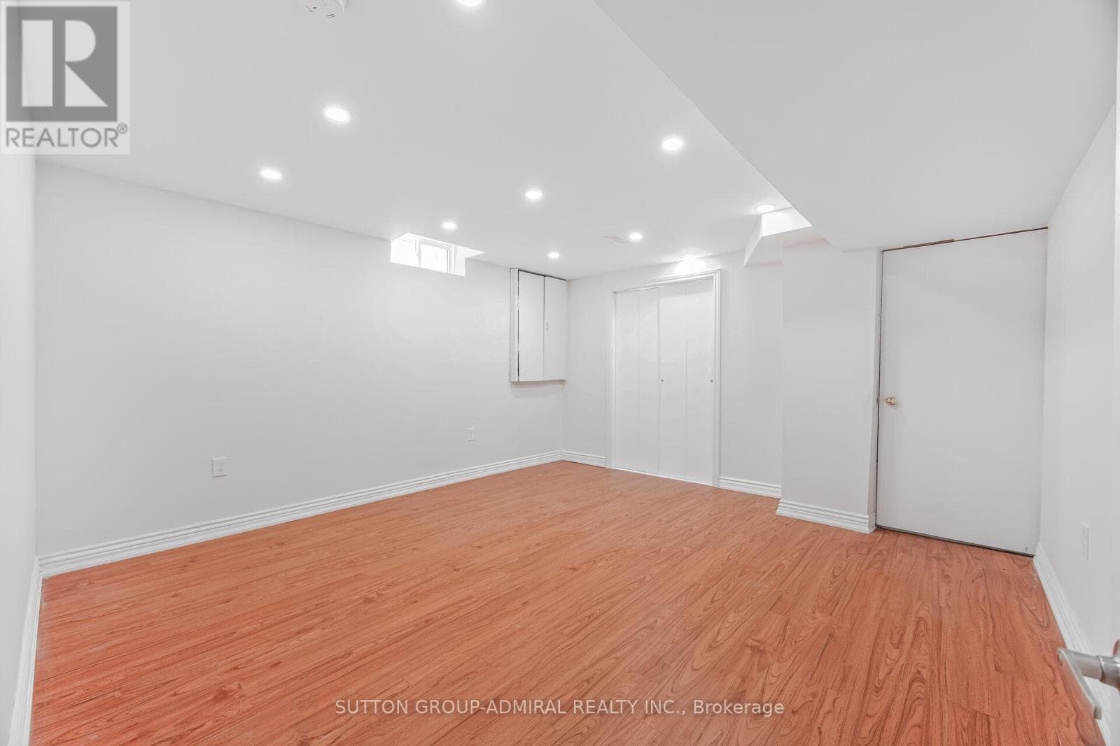 Renovated 3+1 link detached in Bayview Glen with legal-style basement suite, walk to Langstaff GO 45