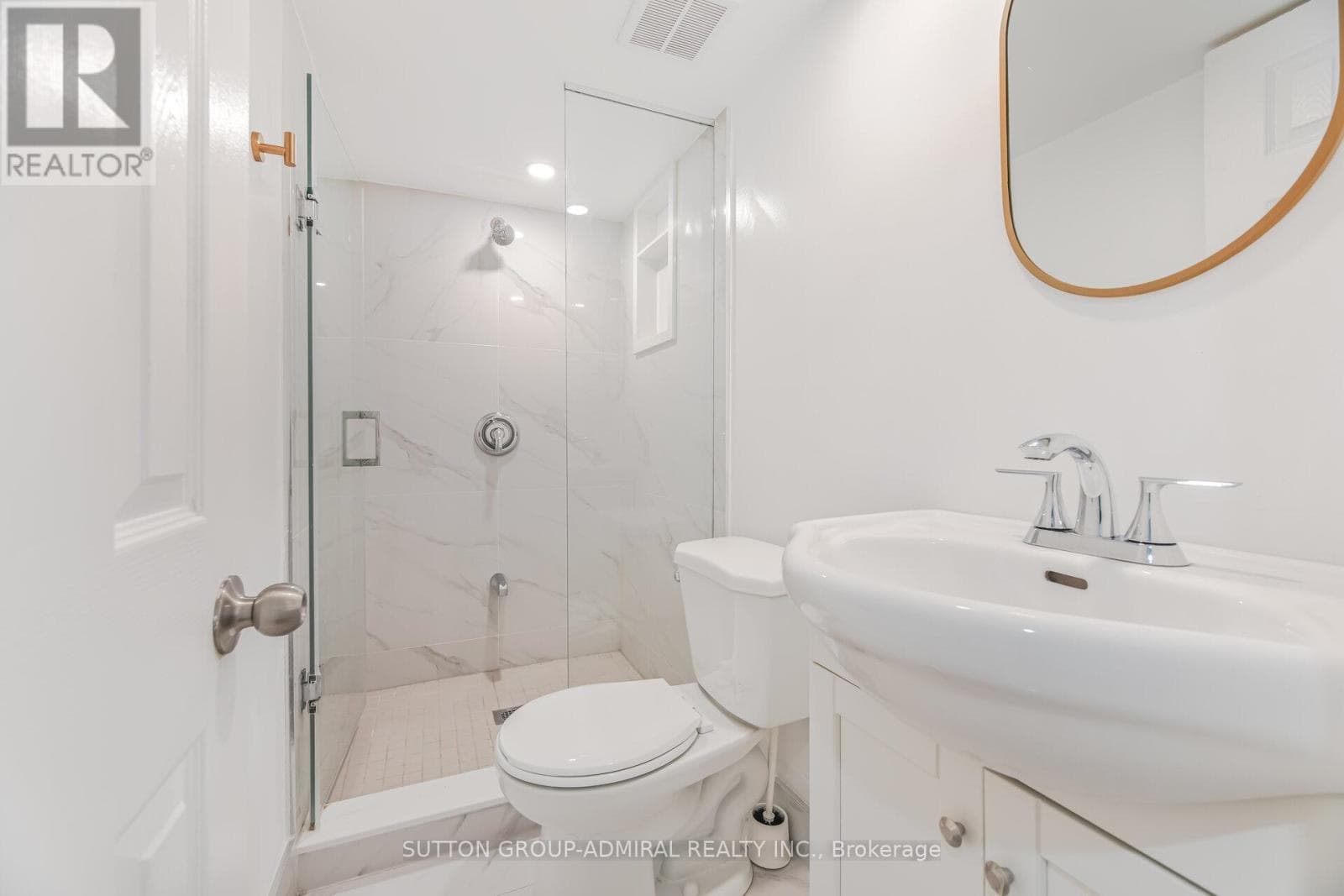 Renovated 3+1 link detached in Bayview Glen with legal-style basement suite, walk to Langstaff GO 46