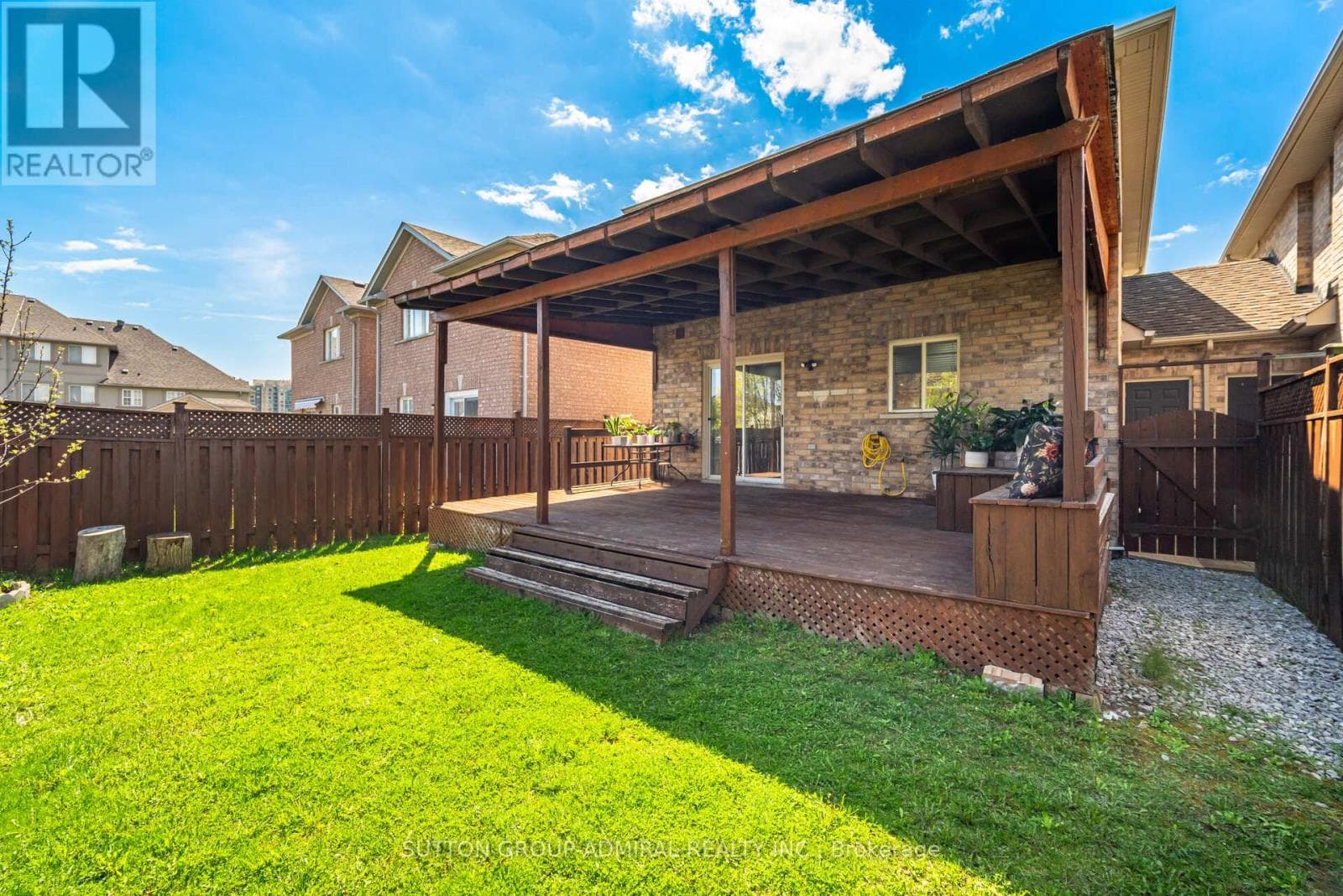 Renovated 3+1 link detached in Bayview Glen with legal-style basement suite, walk to Langstaff GO 49