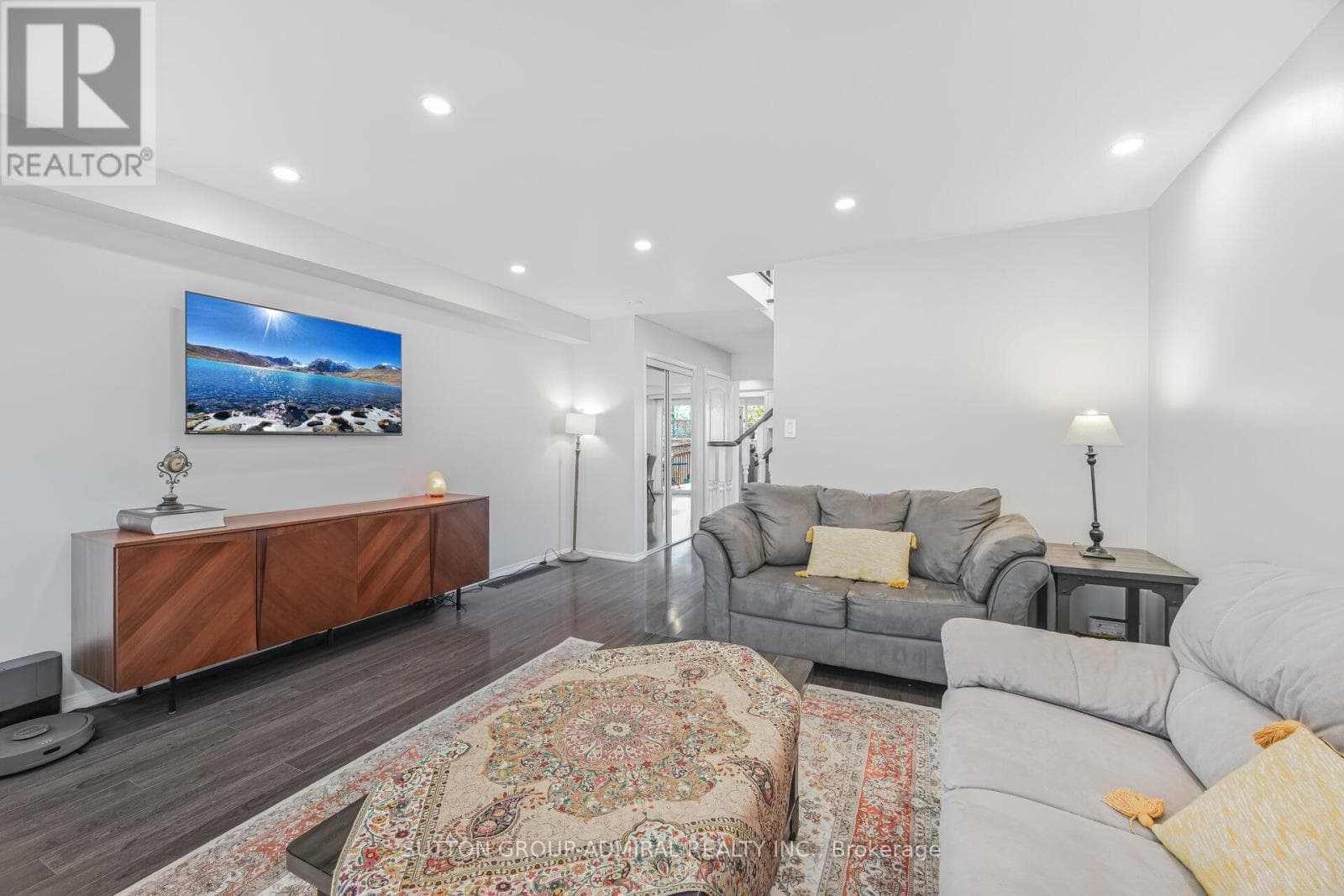 Renovated 3+1 link detached in Bayview Glen with legal-style basement suite, walk to Langstaff GO 8