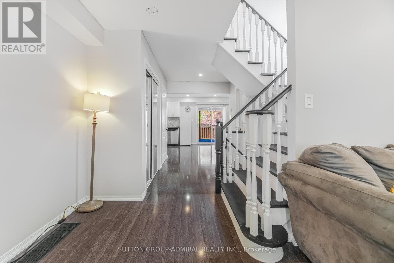 Renovated 3+1 link detached in Bayview Glen with legal-style basement suite, walk to Langstaff GO 9