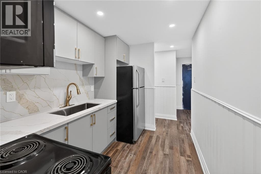 Renovated 2-bed corner condo in Kerr Village, steps to Lake Ontario, listed at $499,999 16