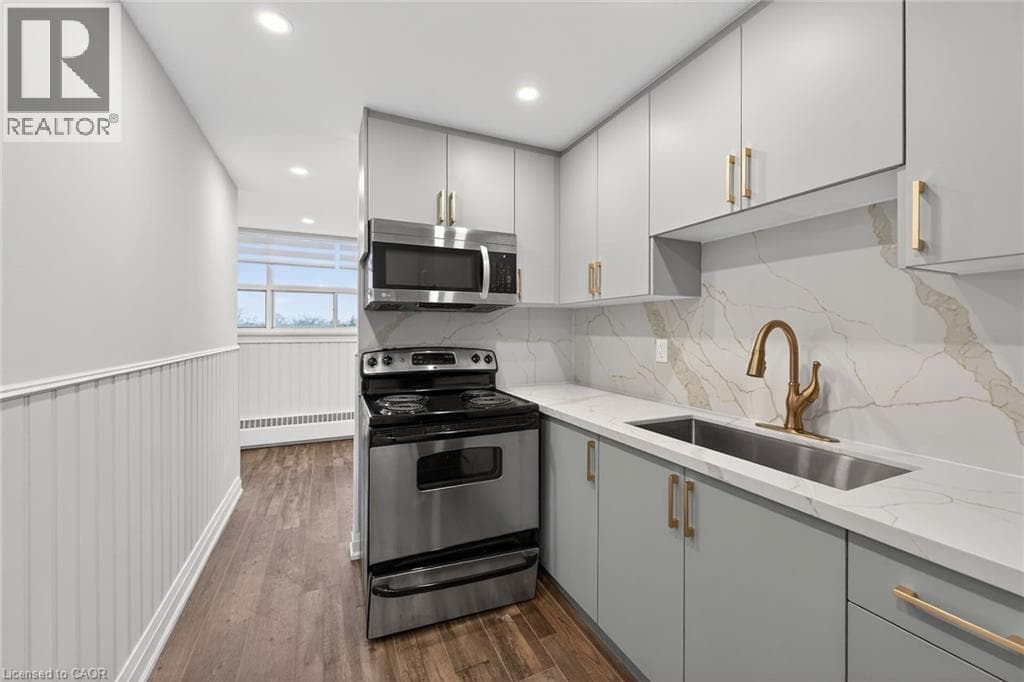 Renovated 2-bed corner condo in Kerr Village, steps to Lake Ontario, listed at $499,999 19