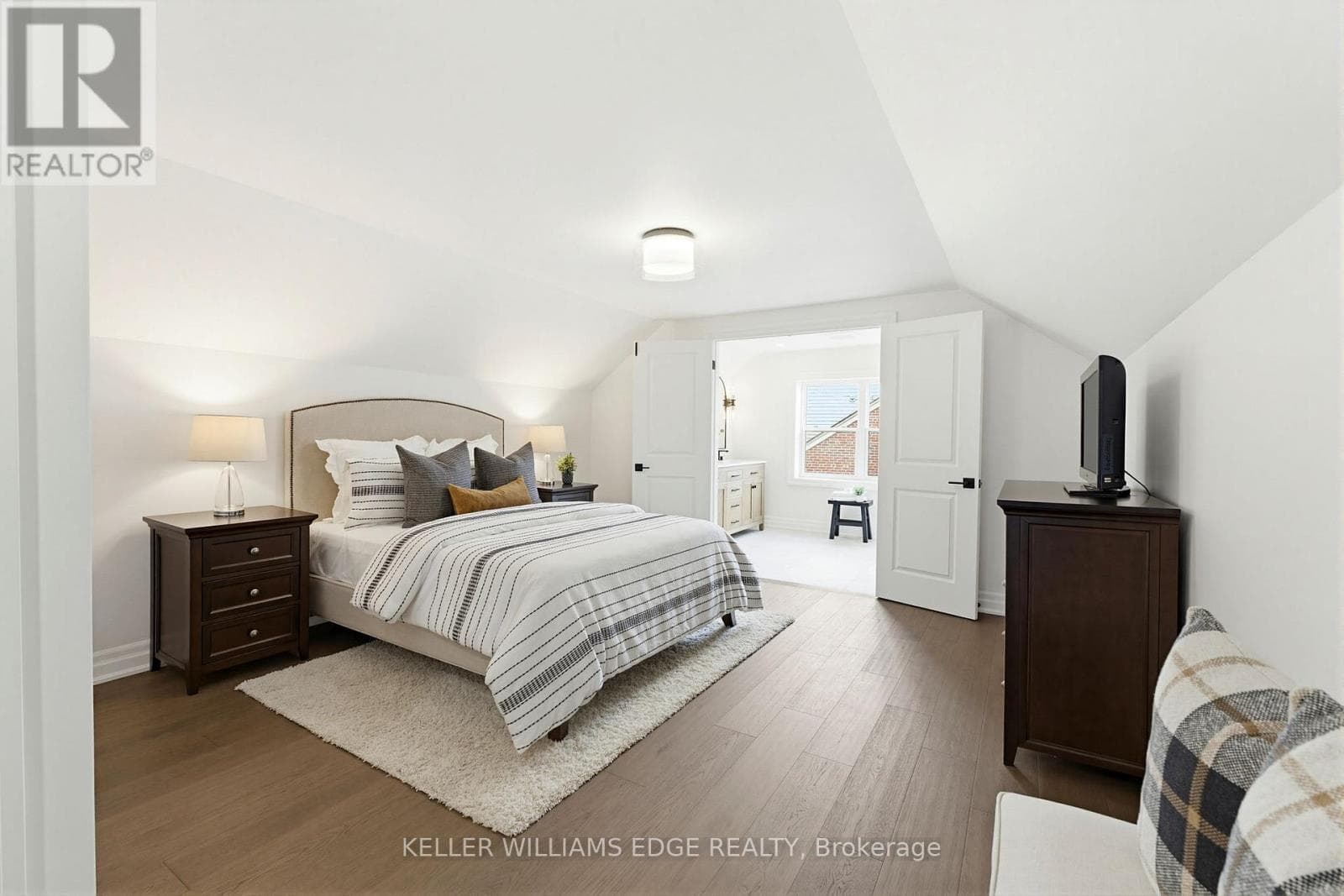 Renovated Burlington Brant detached with separate basement suite, walk to downtown 12