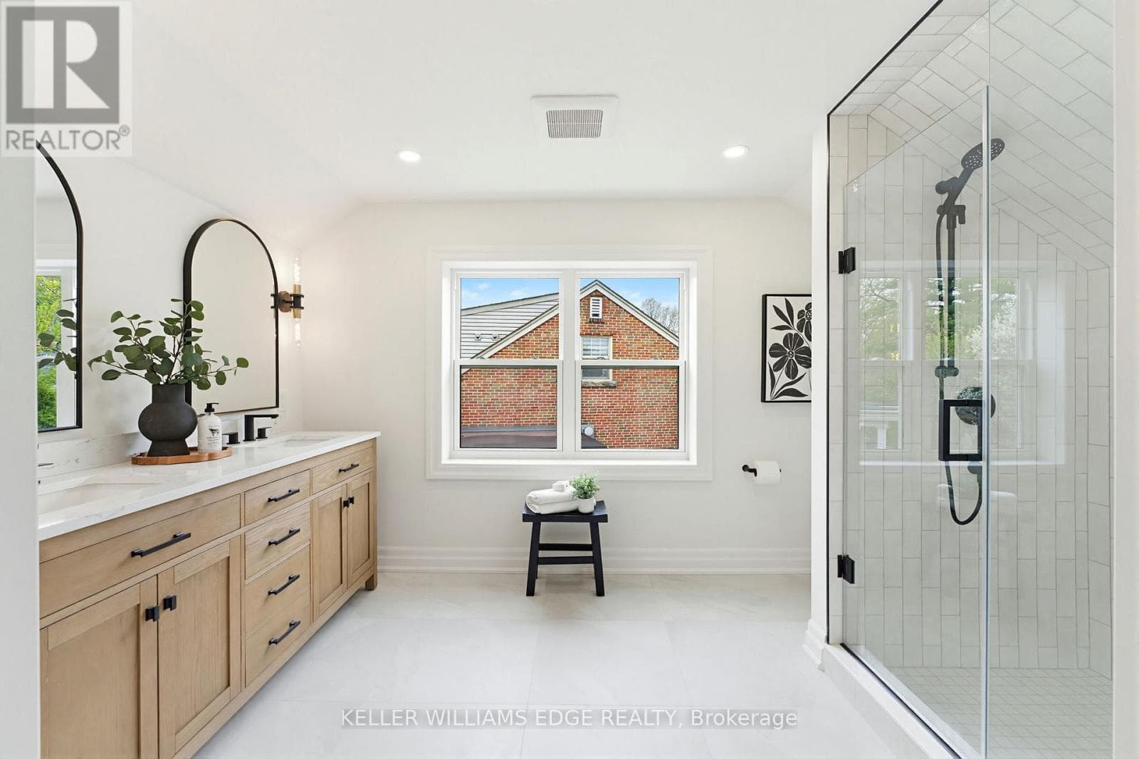 Renovated Burlington Brant detached with separate basement suite, walk to downtown 14
