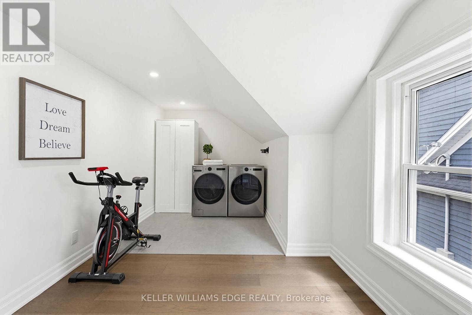 Renovated Burlington Brant detached with separate basement suite, walk to downtown 17