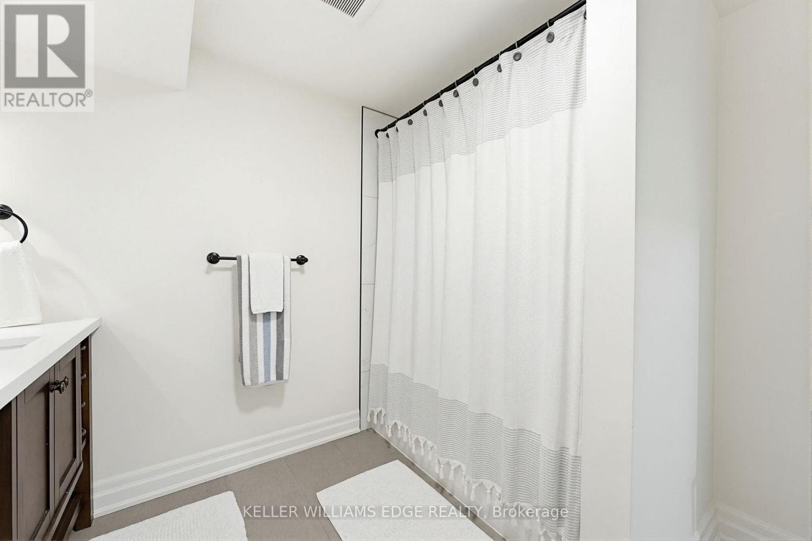 Renovated Burlington Brant detached with separate basement suite, walk to downtown 32