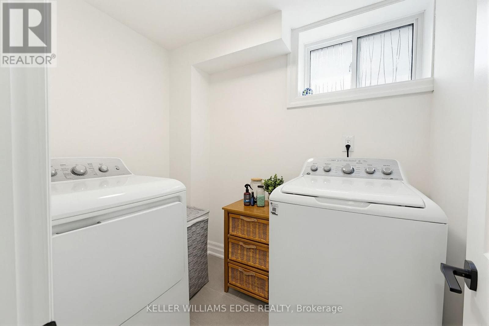 Renovated Burlington Brant detached with separate basement suite, walk to downtown 33