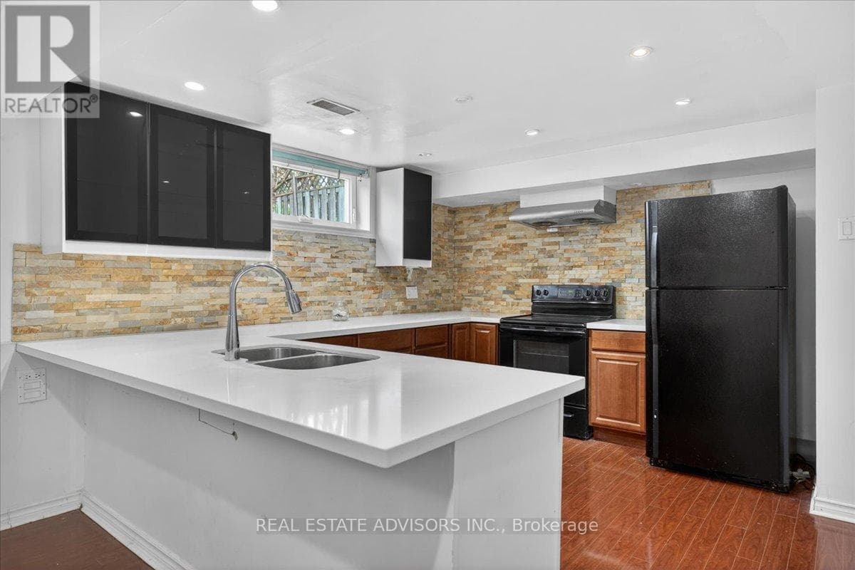 Large Brampton East bungalow with separate side entrance and second basement kitchen 25